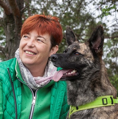 rothaarige frau im Portrait mit ihrem hund im profil