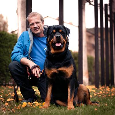 Trainer Franz mit seinem Hund portraitbild