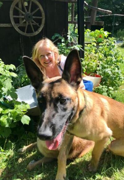 Hanni Trainerin mit ihrem Hund Portrait Foto