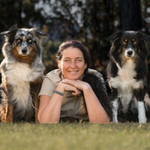 Karin in Portrait mit 2 hunden