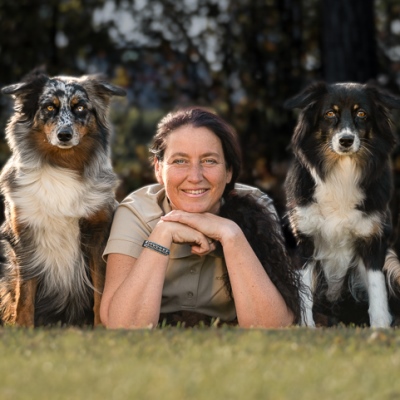 Karin mit vier Australian Shepherd Hündinnen