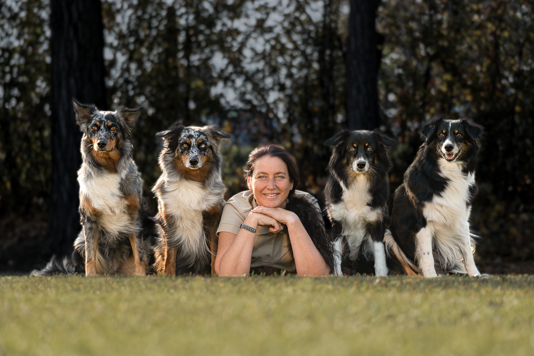 Karin mit vier Australian Shepherd Hündinnen